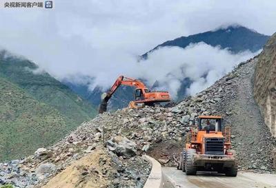 國道215線云南迪慶境內發生塌方致交通阻斷 通行時間待定