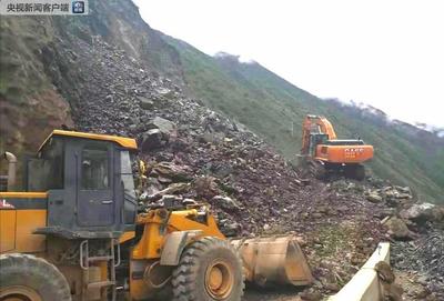 國道215線云南迪慶境內發生塌方致交通阻斷 通行時間待定