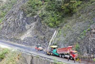 云南迪慶公路局搶抓有利天氣全力推進(jìn)瀝青路面預(yù)防性養(yǎng)護(hù)工作
