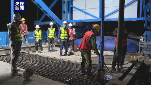 渝昆高鐵云南段首座跨高速公路連續(xù)梁順利合龍