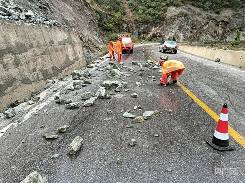 云南迪慶州強(qiáng)降雨致多路段阻斷 央廣網(wǎng)