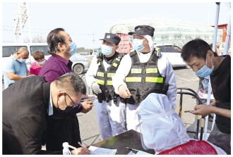 青島政法干警與社區(qū)網(wǎng)格員攜手群眾共筑抗疫防線，云南省公路局全力保障運(yùn)輸暢通